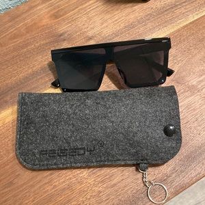 Cute Women’s Sunglasses!! With Storage Pouch